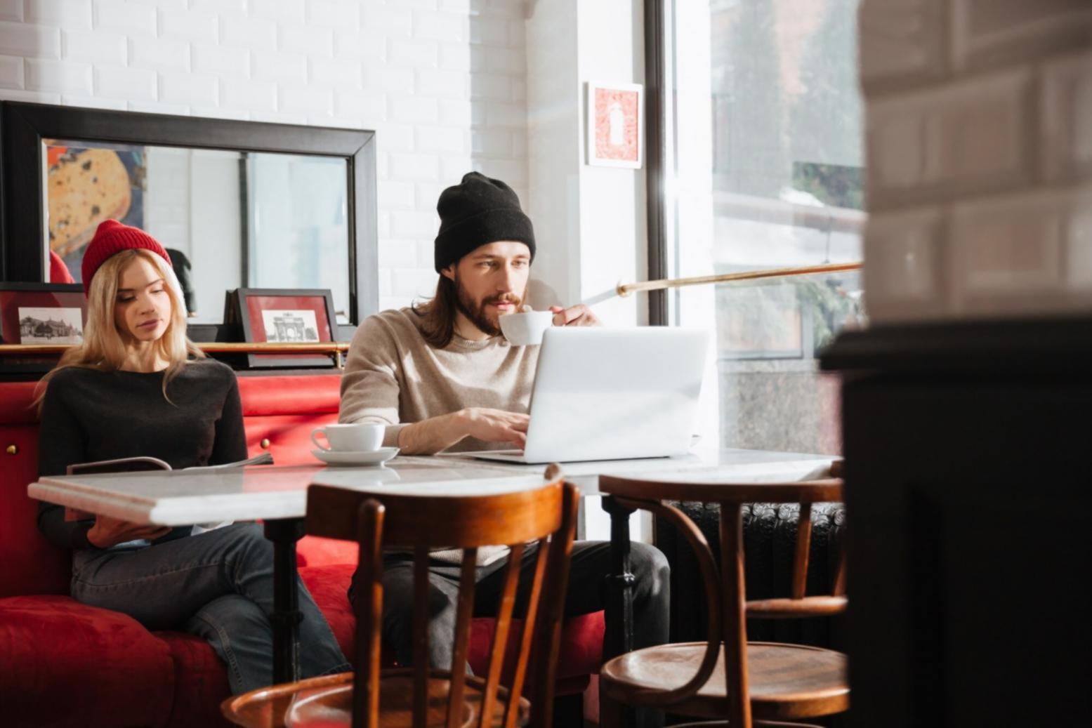 Atelier de planification financière avec documents et calculatrice